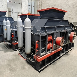 1200x800大型液壓直聯(lián)對輥破碎制砂機發(fā)往河南