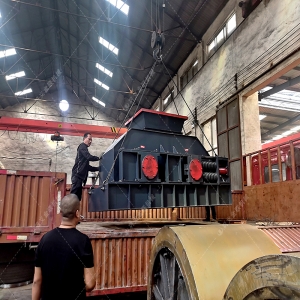 2PG1500x800大型破碎設備液壓對輥破碎機發(fā)貨圖片