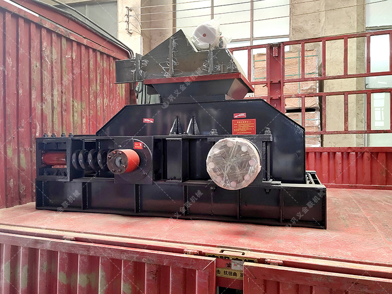 中型彈簧式對輥破碎機(jī)設(shè)備發(fā)往浙江