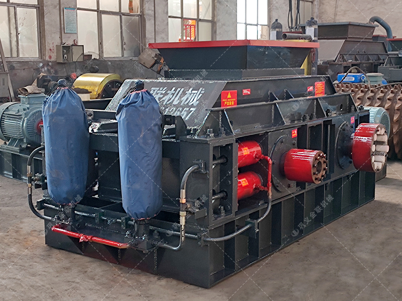 二次購(gòu)買大型液壓對(duì)輥破碎機(jī)發(fā)貨 發(fā)往廣東