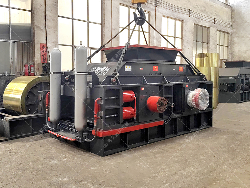 2PG1510半自動液壓對輥制砂機(jī)設(shè)備發(fā)貨圖片