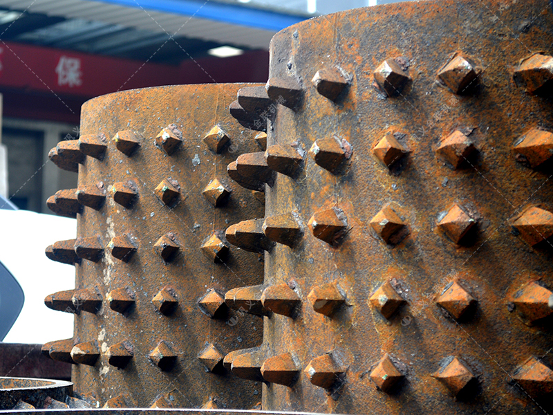 面對大塊高硬度的原煤與煤矸石，雙齒輥破碎機憑什么能“啃”得動？